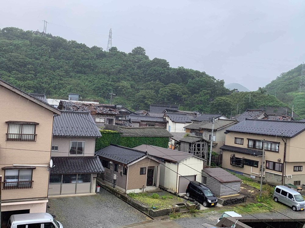 山形県鶴岡市小岩川地区の様子。古い民家の屋根瓦が崩落している。2019年6月19日に撮影（写真：横山芳春）