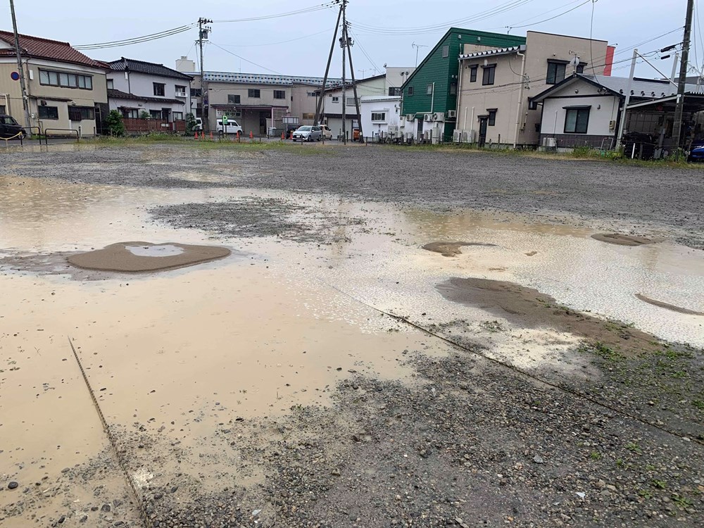 JR鶴岡駅南口近くの駐車場で確認した大きな水たまり。2019年6月19日に撮影（写真：横山芳春）