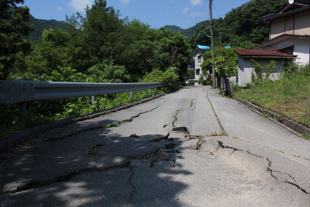 鶴岡市湯温海（ゆあつみ）の紅葉岡では、道路に亀裂が生じていた。2019年6月20日に撮影（写真：日経 xTECH）