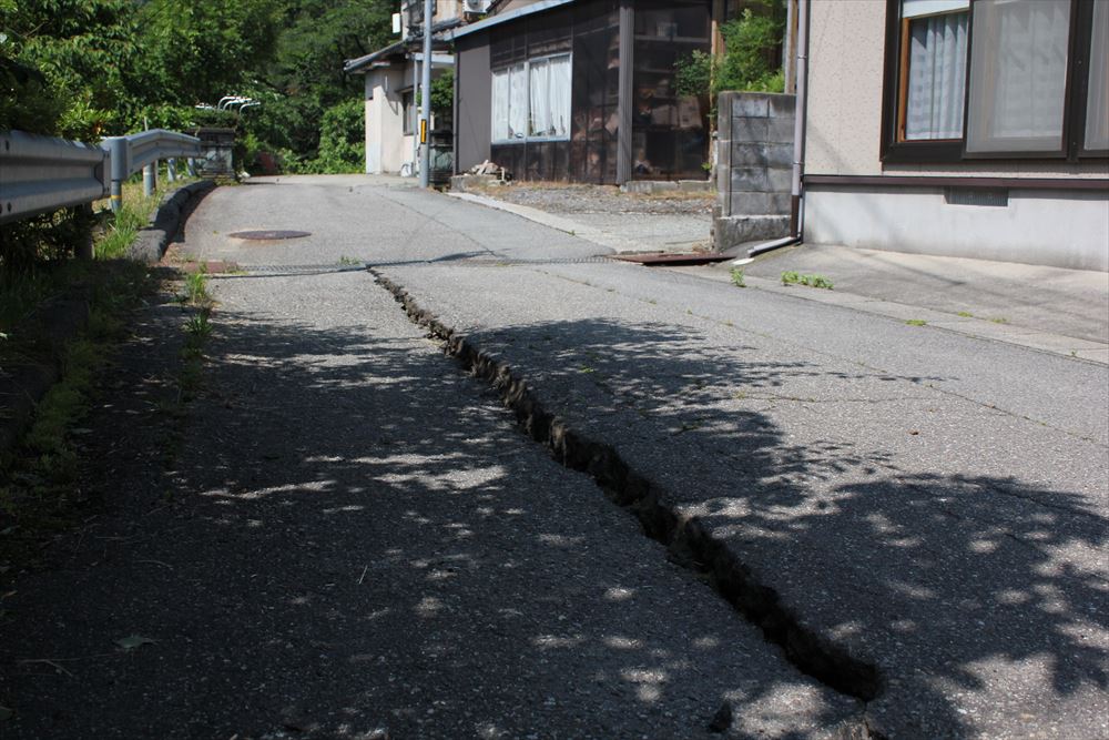 路面に生じた段差。2019年6月20日に撮影（写真：日経 xTECH）