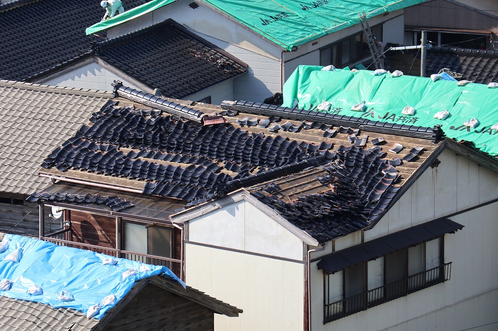 瓦が落下した住宅の多くは、棟瓦に損傷が見られるものが多いという。鶴岡市によると、沿岸部のため、塩害対策で屋根材に瓦を採用している住宅が多い。2019年6月20日撮影（写真：日経アーキテクチュア）