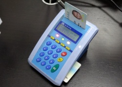 患者や医師のICカードを専用端末に差し込んでデータを確認する