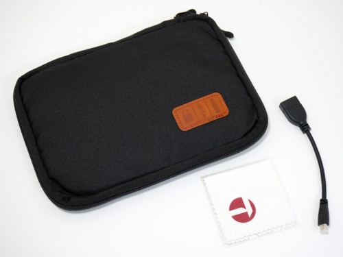 OneMix3には携帯用のバッグなどが先行販売モデルのおまけとして付いてきた