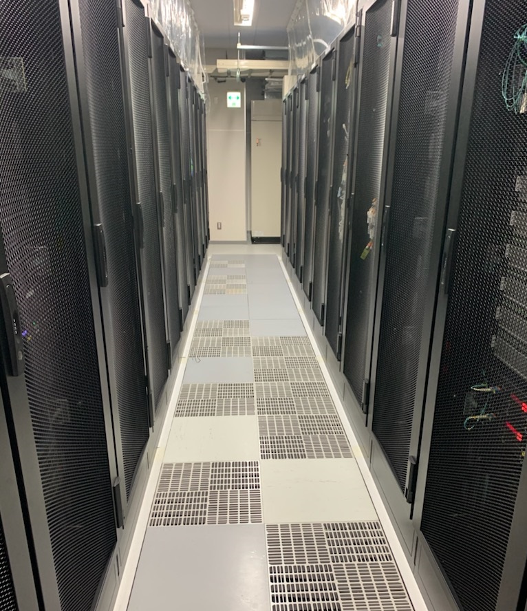 ラックにコンピューターが並ぶデータセンターのイメージ（写真：TOKAIコミュニケーションズ）