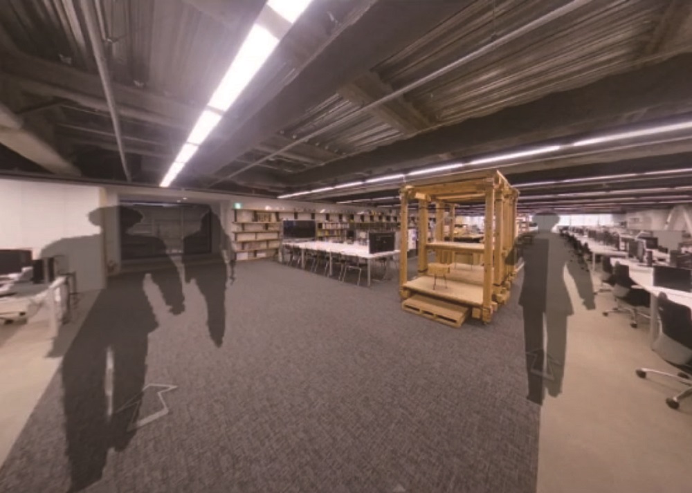 日建設計東京本社ビルで「VR避難訓練」をした様子。オフィスがそのまま再現されている。社員はパソコンからログインして参加する。周囲の様子や他の参加者が見える（資料：日建設計）