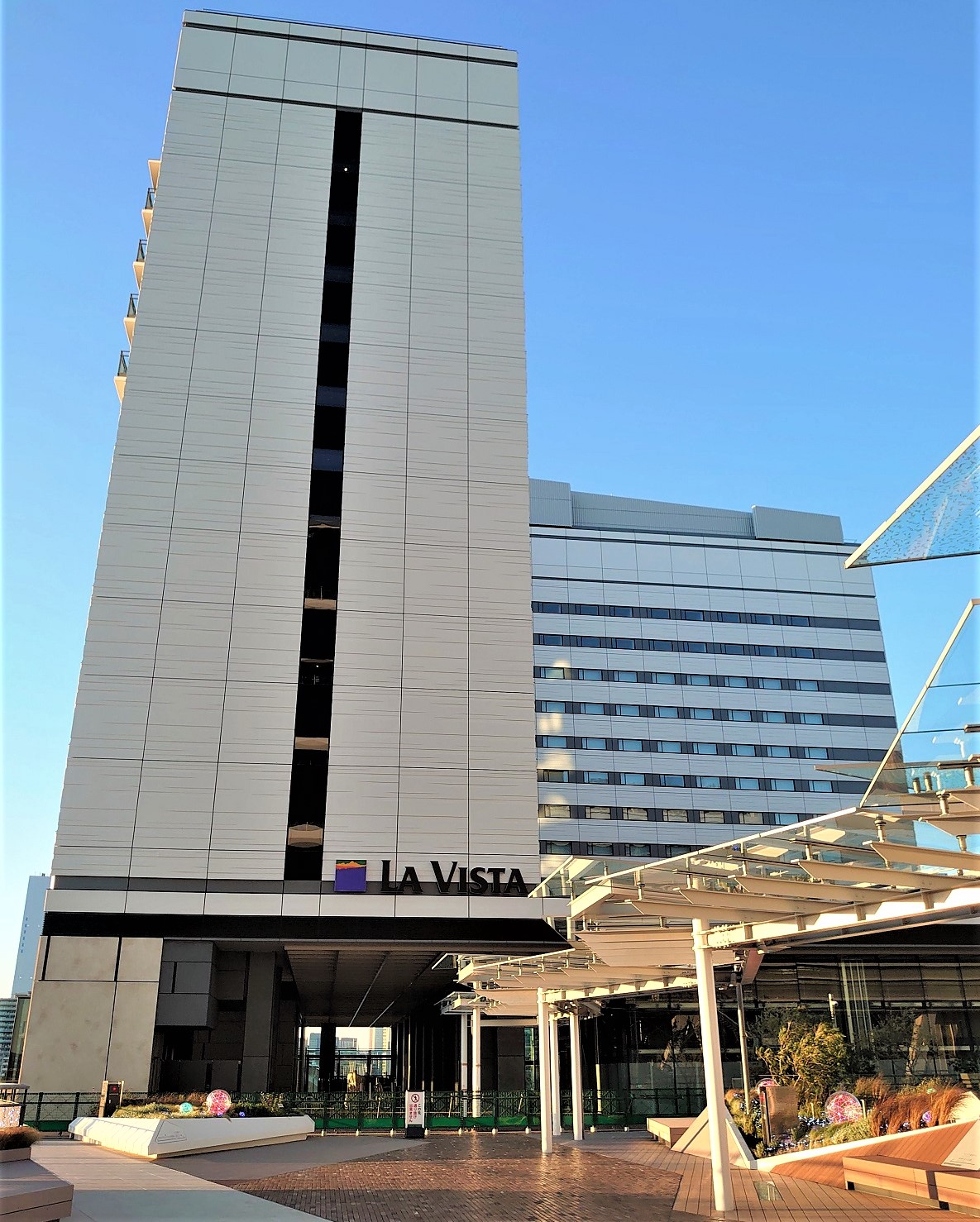 ミチノテラス豊洲のホテル棟。外壁に横長の切れ込みがたくさん入っているのが分かる。ホテルの開業は22年4月の予定（写真：日経クロステック）