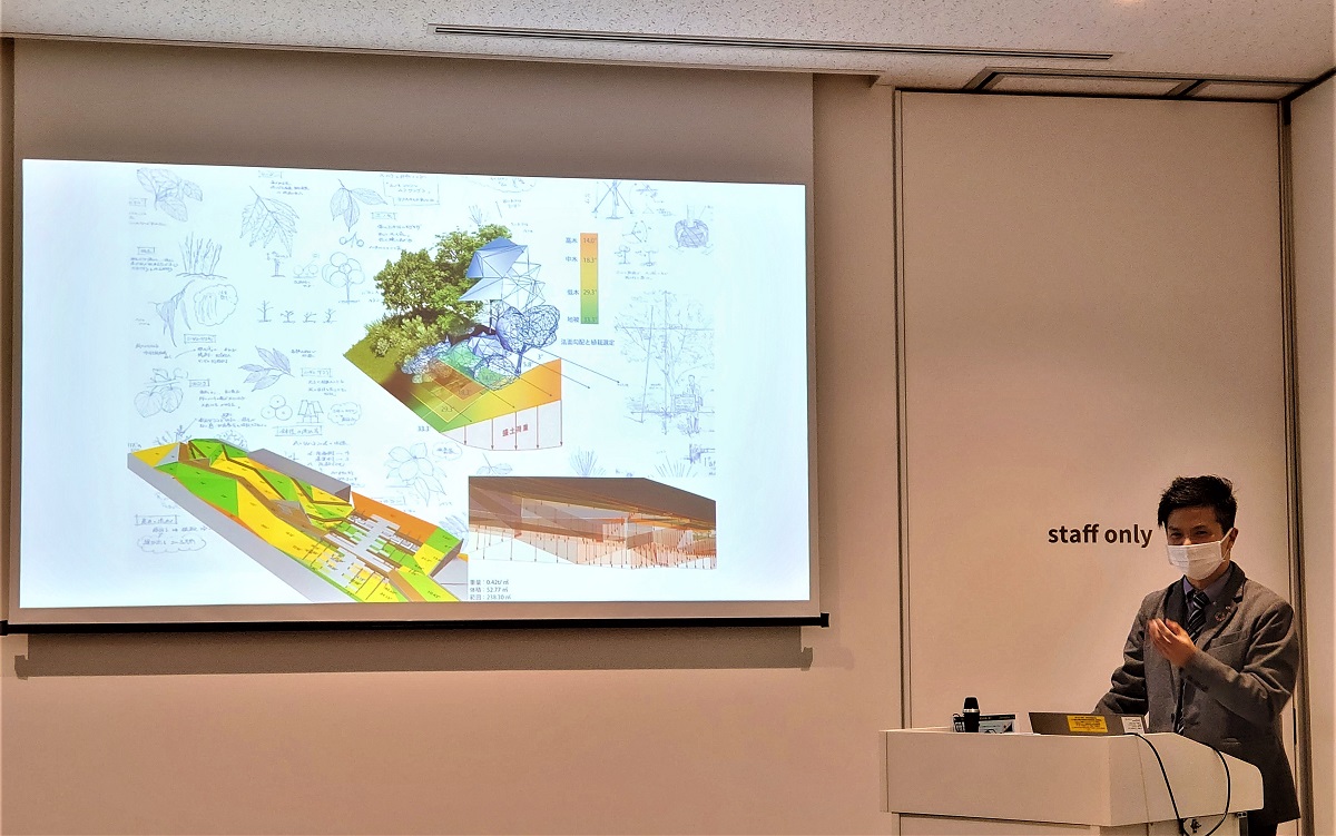設計本部プロジェクト設計部の竹中祐人氏。ホテル棟の水際緑地や建物の外装デザインを担当した。私は2019年以来の再会になった（写真：日経クロステック）