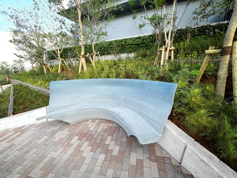 緑地に設置したベンチは、清水建設独自の3Dプリンターで製作した。竹中氏が人間工学に基づく座りやすさを検証して形をデザインした（写真：清水建設）