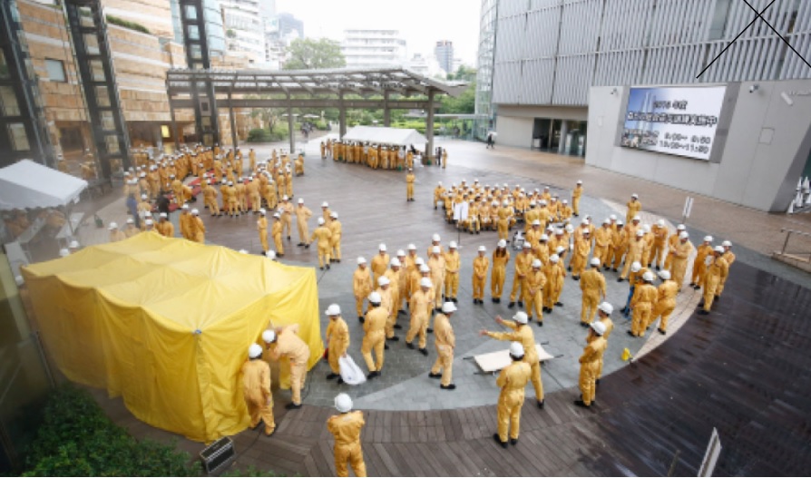 六本木ヒルズで2019年9月に実施した総合震災訓練の様子。大勢の人が集まるので、コロナ禍では実施が難しい（写真：森ビル）