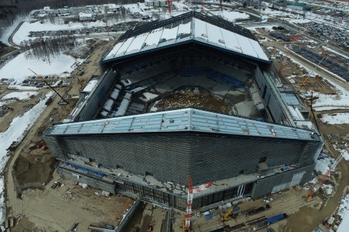 同じく22年3月下旬時点の建設現場。工期の半分が経過し、22年末の竣工に向けてスタジアムの形がはっきり分かる段階にきた（写真：大林組）