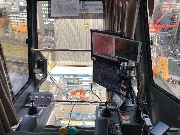 タワークレーンの運転席から見た実際の眺め。車が小さく見える（写真：鹿島、竹中工務店）