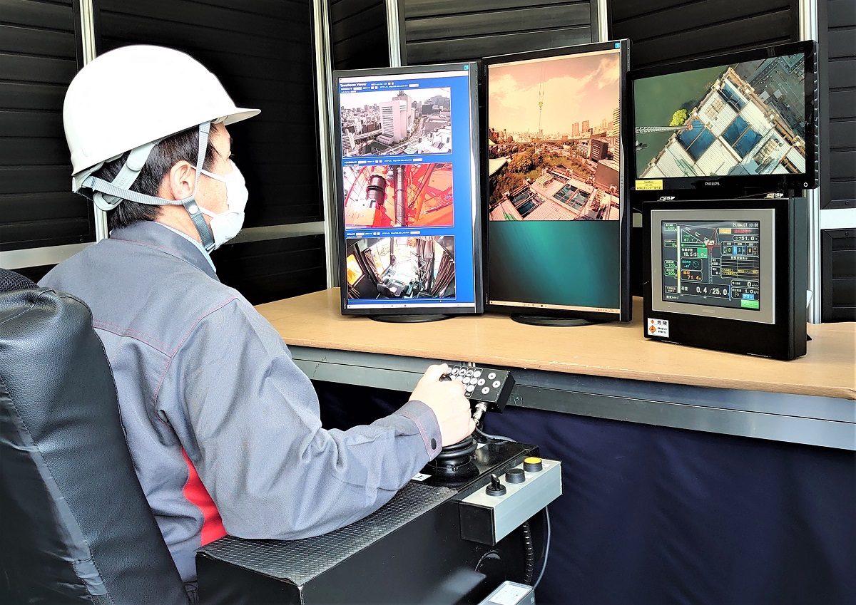 オペレーターは6種類のモニターを見ながら、タワークレーンを操作する。右の2つは運転席にもある稼働モニター、正面は運転席前方の眺めを撮影している360度カメラの映像、左は運転席後方などを撮影している映像（写真：日経クロステック）