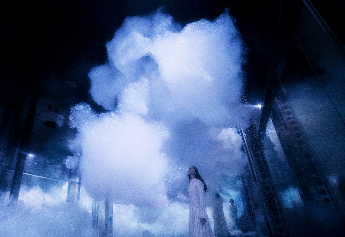 チームラボはSuperblue Miamiのオープニング展で、「雲」のような作品などを展示する。泡でできた雲は、生き物のように動き回る。しかし、つかむことはできない（写真：teamLab、Massless Clouds Between Sculpture and Life、2020 teamLab、courtesy Pace Gallery）