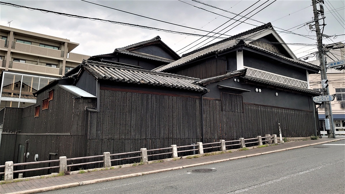 旧醤油蔵を改修して設けた福岡醤油ギャラリーは、市の観光名所である「岡山後楽園」の玄関口エリアに位置する（写真：日経クロステック）