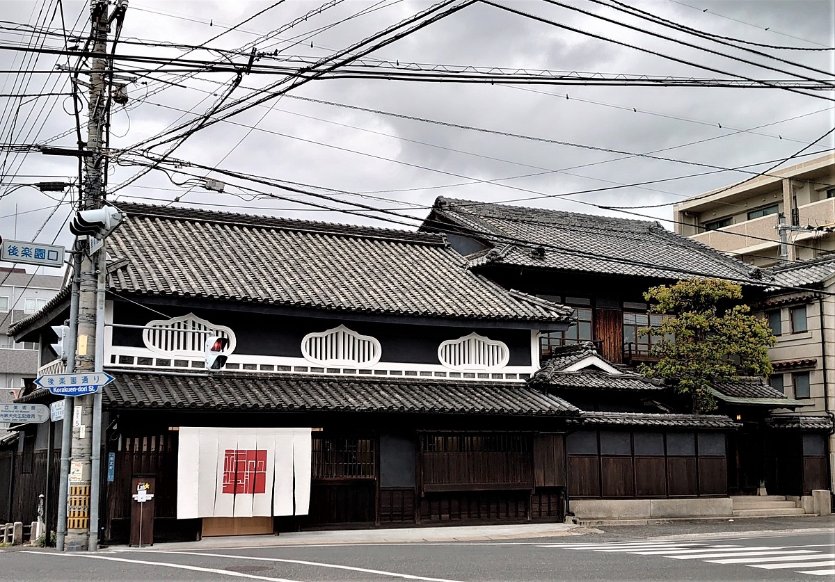 作品を展示している岡山市の文化施設「福岡醤油（しょうゆ）ギャラリー」。建物はかつて、醤油の製造所だった（写真：日経クロステック）