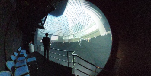 パナソニックの「サイバードーム」に、三角広場のVR(仮想現実)画像を映した様子。広場に立ったときと近い感覚で、ガラスの屋根や梁などを見上げて確認できる(写真:日建設計)