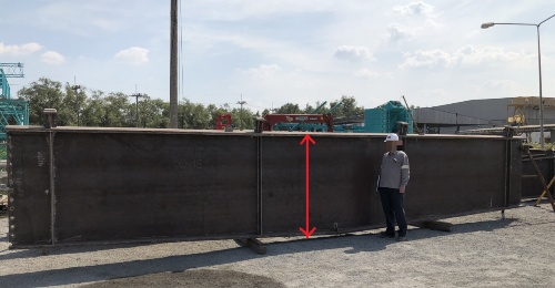 三角広場に使われた鉄骨梁。デプスは大人の身長か、それ以上の幅がある。赤色矢印の部分は上の写真と同じ幅だ(写真:日建設計)