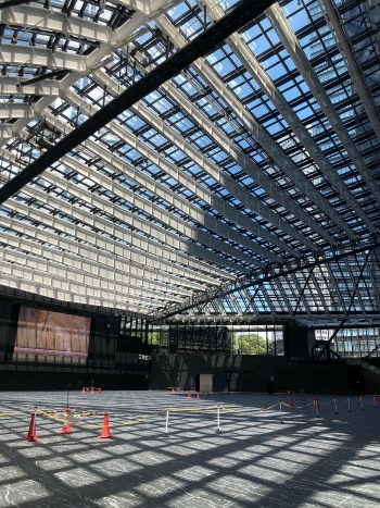 三角広場の床には昼間、梁やガラスを囲うフレームが影を落とす(写真:日建設計)