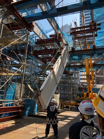 施工時の白い梁を見ても、どれだけ幅が大きいか分かる(写真:日建設計)