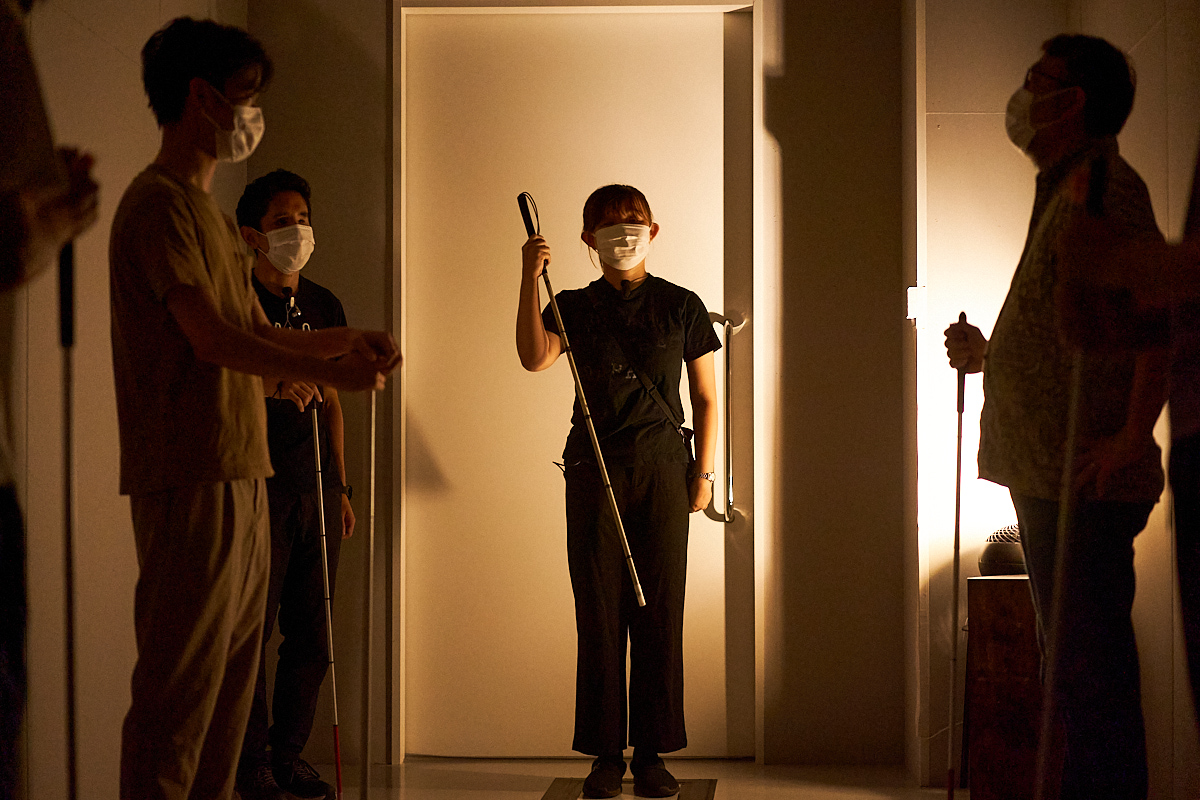 パラ会期中に振動センサーで暗闇探検 視覚を封じて空間や人との距離を認識できるか 日経クロステック Xtech