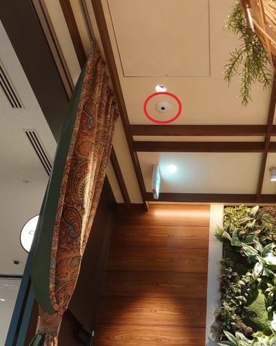 レストランの入り口近くの天井に付けられたセンサー（赤い丸）。入退店した人数から空席の数を割り出す（写真：日経クロステック）