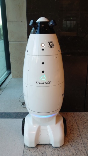 東京ポートシティ竹芝のオフィスタワーに導入された警備ロボット「SQ-2」（写真：日経クロステック）
