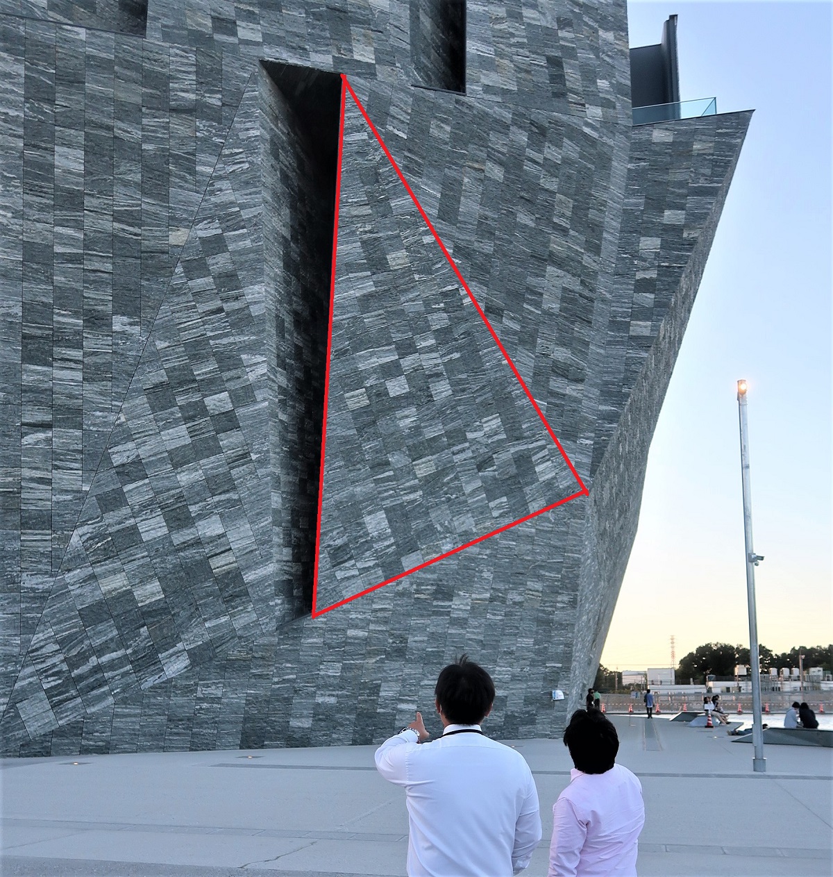 隈氏デザインの角川武蔵野ミュージアム 2万枚の石板を誤差プラマイ1mmで張る技 日経クロステック Xtech