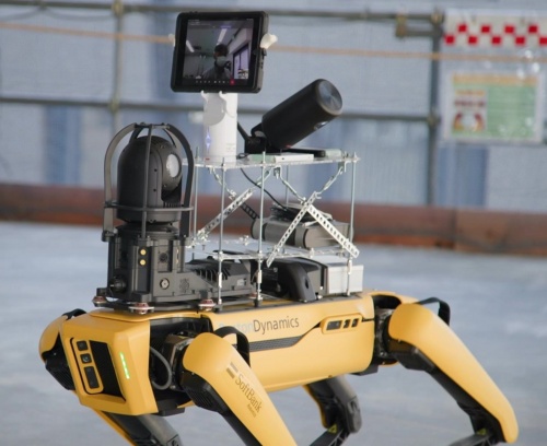 360度カメラやタブレット、プロジェクターなどを背中に載せた四脚歩行ロボット「Spot」。後方の3D LiDAR（3次元レーザーレーダー）は、Spot向けに用意されている機器。棚は竹中工務店の手づくりで、載せたい機器をそのつど換えられる（写真：竹中工務店、竹中土木）