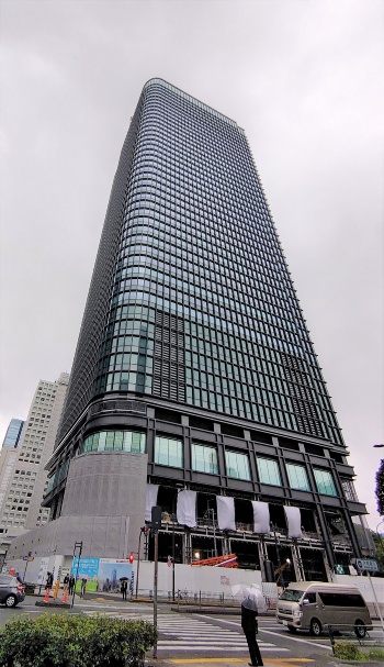 A棟（常盤橋タワー）の外観は、おおむね完成している。地下5階・地上38階建てで、高さは約212m。左奥の方向に東京駅がある（写真：日経クロステック）