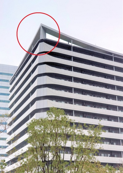 東京・竹芝に立つ高級賃貸マンション。赤い丸印を付けた、屋上のとがったクラウン(王冠)部分に注目(写真:日経クロステック)