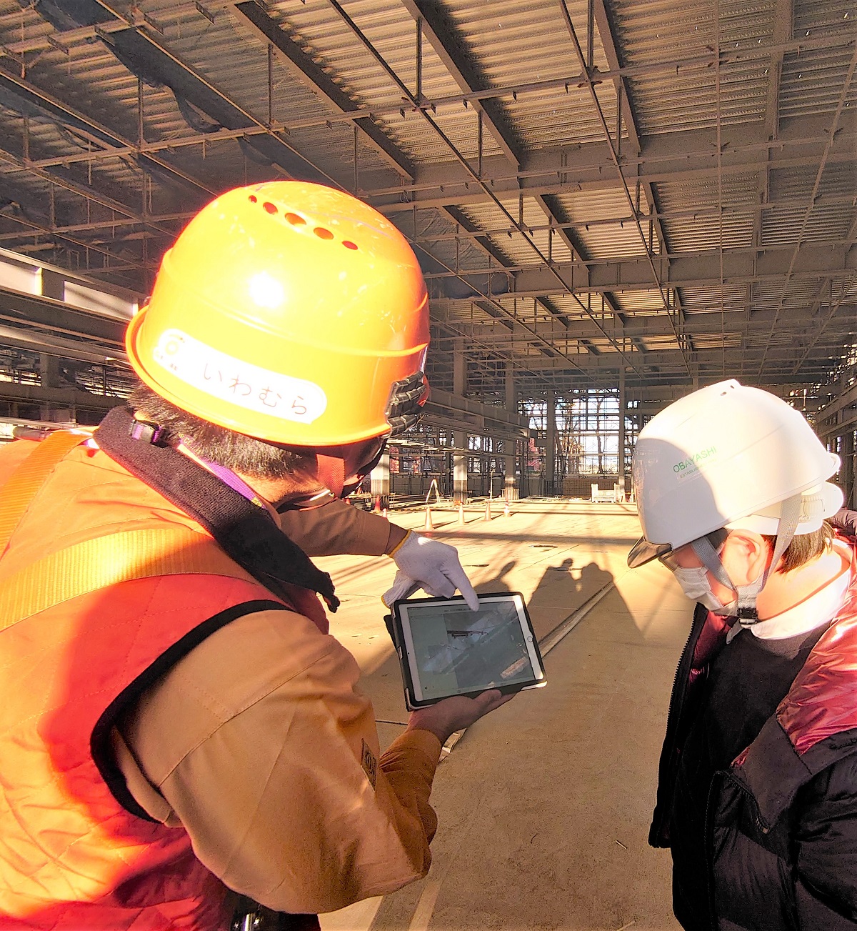 建設現場にタブレットを持ち込み、次世代型生産設計図を見るのが当たり前になった。Revitのビューワー「BIM 360」を使って、デジタル図面を閲覧する（写真：日経クロステック）