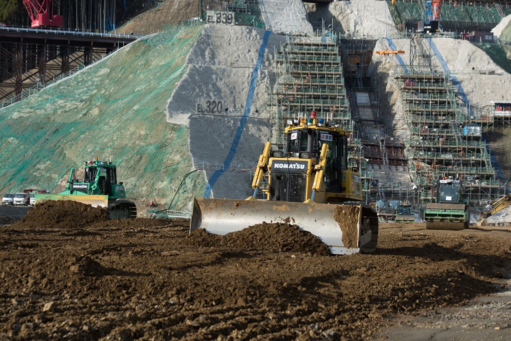 20台超の重機を自律運転させてダム建設 | 日経クロステック（xTECH）