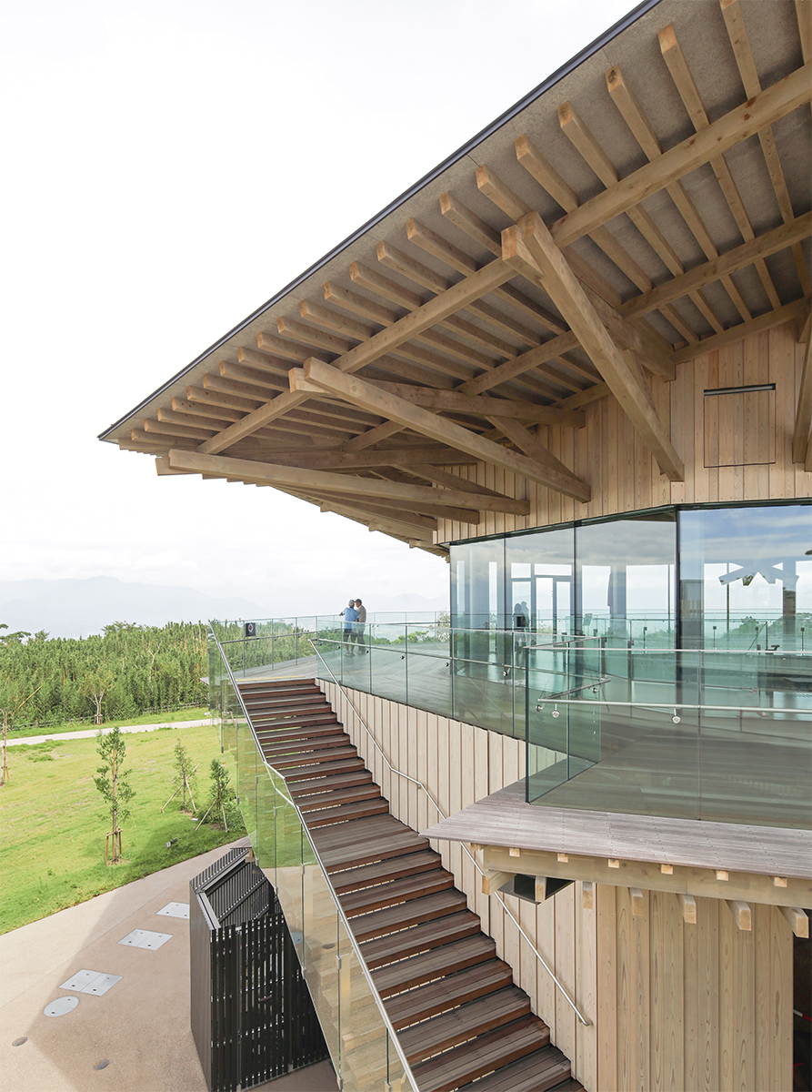 隈研吾氏の真骨頂 鉄骨造の建物本体にヒノキ製材の屋根載せる 日経クロステック Xtech