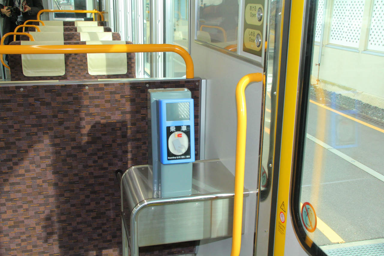 全列車に指定席、どう実現？ 室内改札機とカメラで人件費ゼロ（2ページ