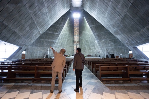東京カテドラル聖マリア大聖堂を見学する藤森氏と磯氏。「久しぶりに見たけど、シェル構造の下の部分があんなにバサッと切れているとは思わなかったよ」（写真：稲垣 純也）