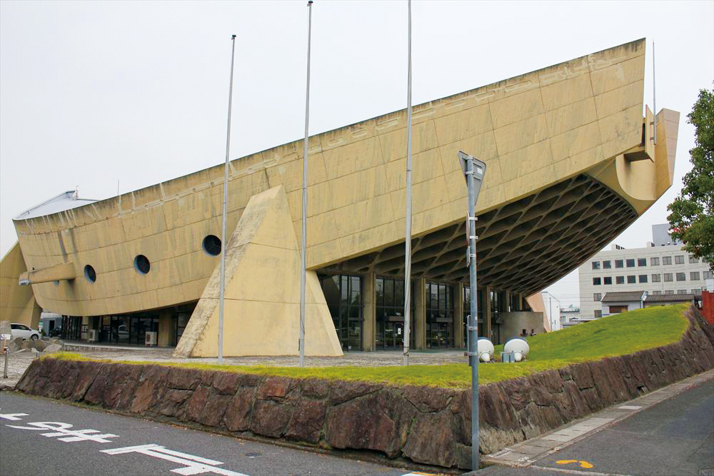 丹下健三が設計した香川県立体育館（1964年）。構造が全体のバランスで成り立っているため、耐震補強工事が難しく、香川県 は補強を断念。閉館したままの状態が続く（写真：磯 達雄、宮沢 洋）