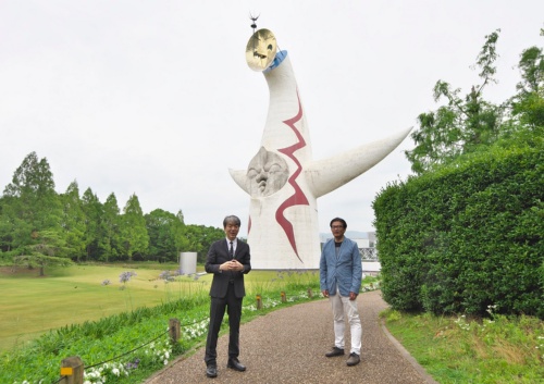 対談は大阪府吹田市の万博記念公園で行った。左が橋爪紳也氏、右が磯達雄氏（人物写真：生田 将人）