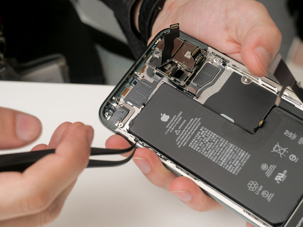 6%小さくなったiPhone 11 ProのL字形電池、容量15%アップの秘密を探る | 日経クロステック（xTECH）