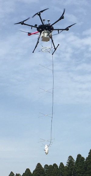 磁場を計測する受信機を2.5m下に吊るして飛ぶドローン。機体はDJI製の汎用品だ（写真：ネオサイエンス）