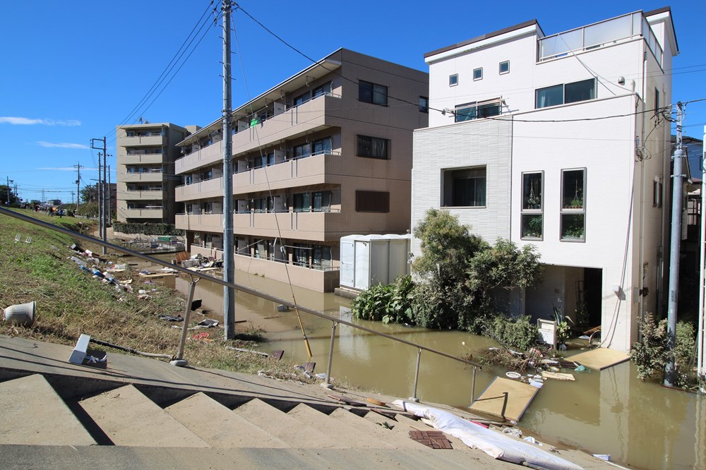 多摩川流域の浸水被害で泥色に染まった住宅地 台風19号 日経クロステック Xtech