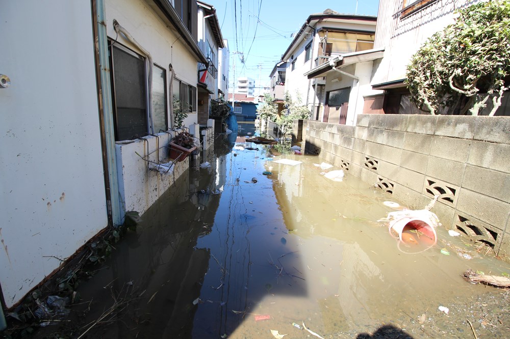 多摩川流域の浸水被害で泥色に染まった住宅地 台風19号 日経クロステック Xtech