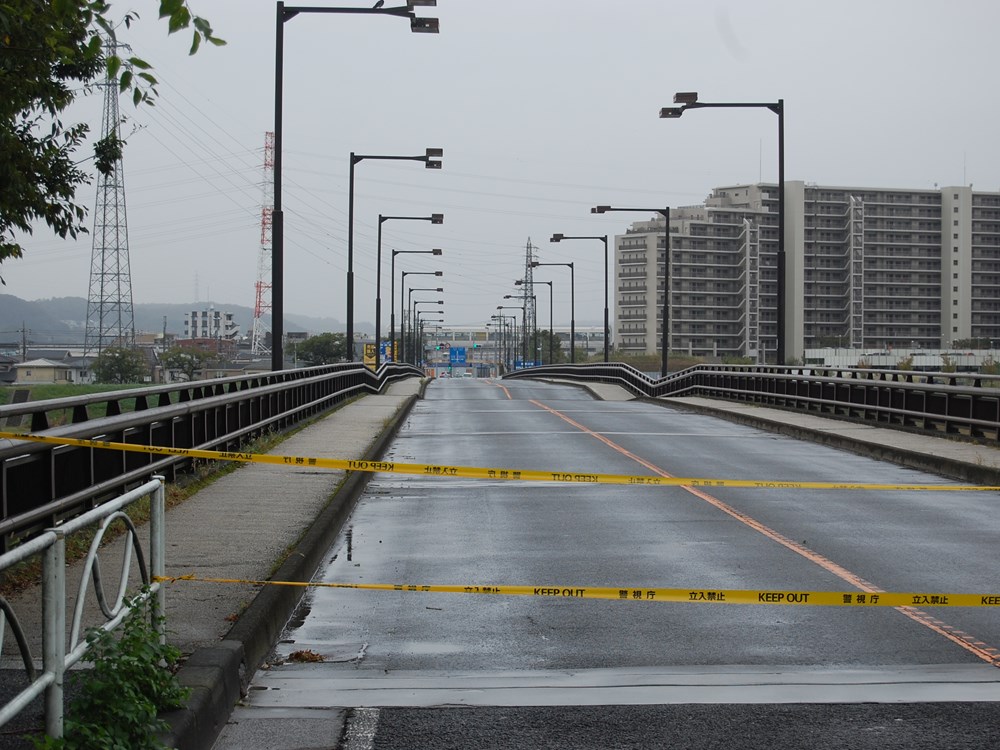 甲州街道に架かる日野橋が波打つ 台風19号による多摩川増水で 日経クロステック Xtech