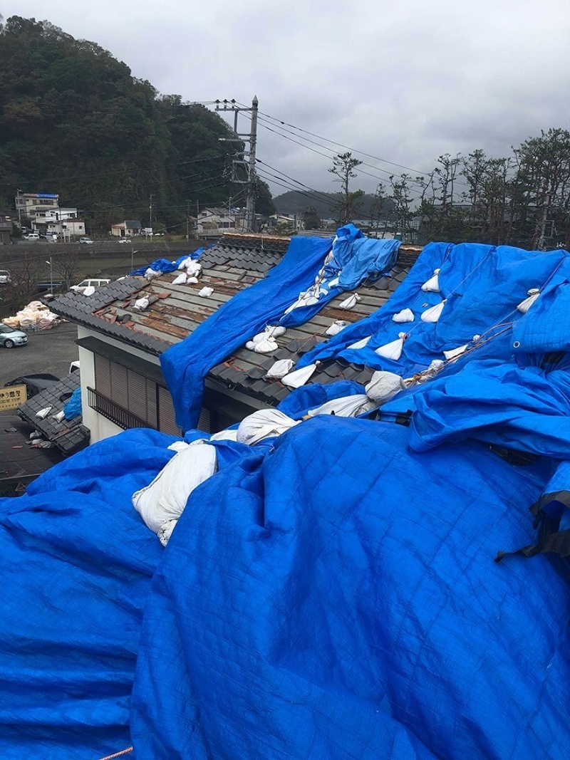 台風15号の千葉被災地 19号でブルーシートが大量飛散 張り方で差も 日経クロステック Xtech