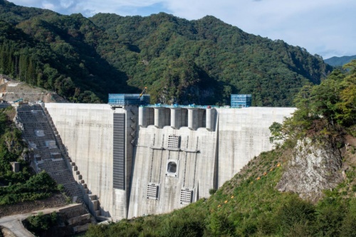 堤体上流の右岸展望台から、台風襲来前の10月5日に撮影。ダム湖の水位は標高約493m。洪水吐きの左側にある選択取水設備の根元に水面がわずかに見えていた(写真:大村 拓也)