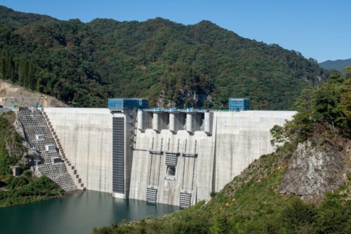 右岸展望台から10月10日に撮影。水位は標高約518m(写真:大村 拓也)