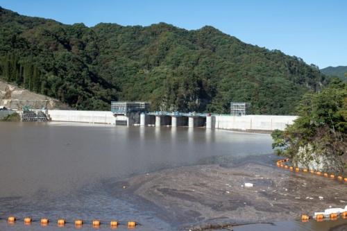 右岸展望台から10月13日に撮影。水位は標高約578m(写真:大村 拓也)