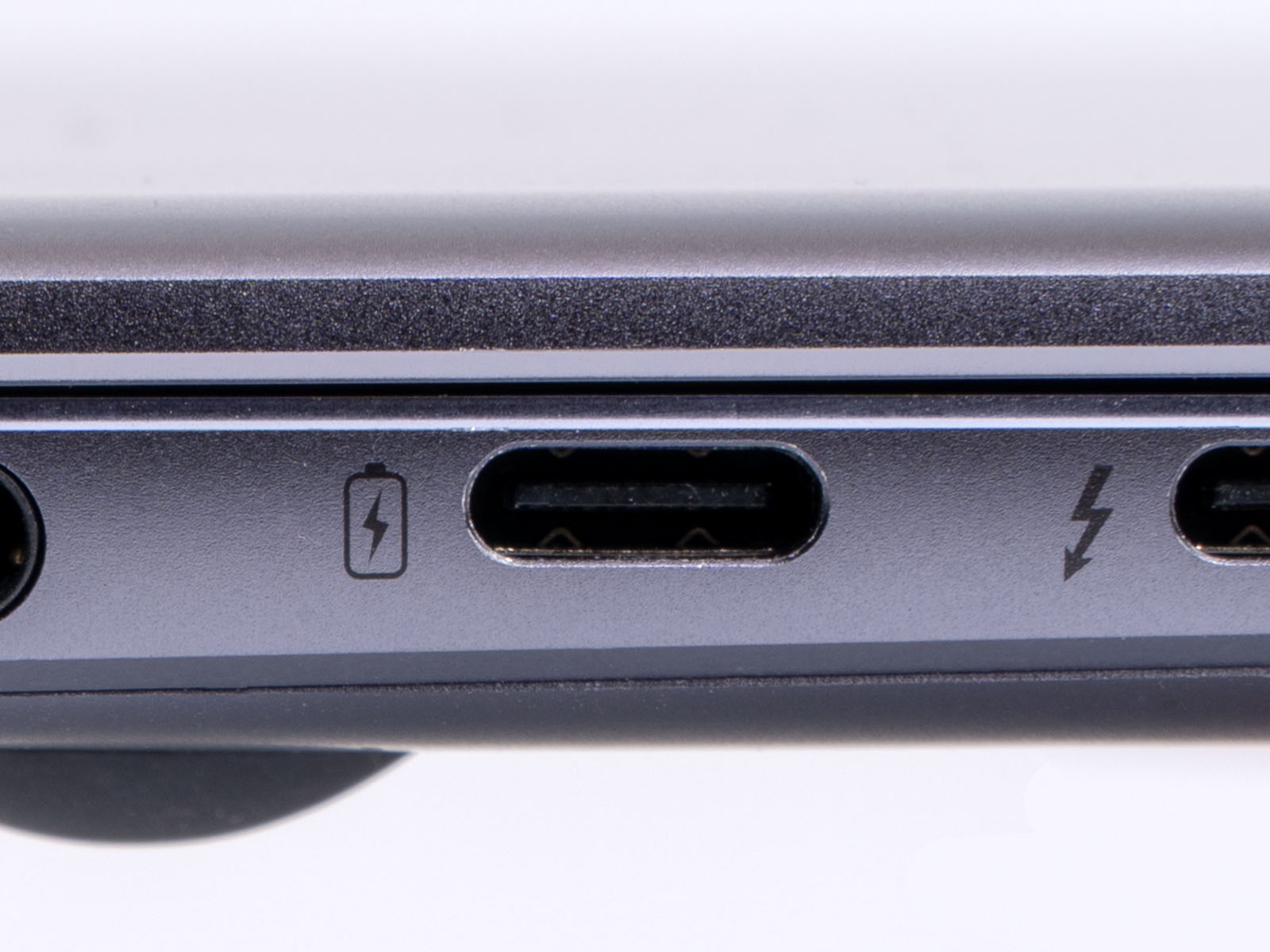 USB Type-Cポート。小さく、上下の向きがないリバーシブル仕様が特徴。モバイル機器にも実装しやすい （撮影：鈴木雅暢）