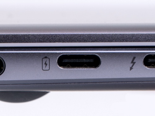 USB Type-Cポート。小さく、上下の向きがないリバーシブル仕様が特徴。モバイル機器にも実装しやすい