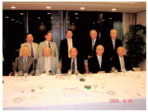 2005年8月に催された「バンクーバー同窓会」。1996年の日本側交渉団メンバーが、旧交を温める場として毎年夏に開催している。前列左から2番目が牧本氏