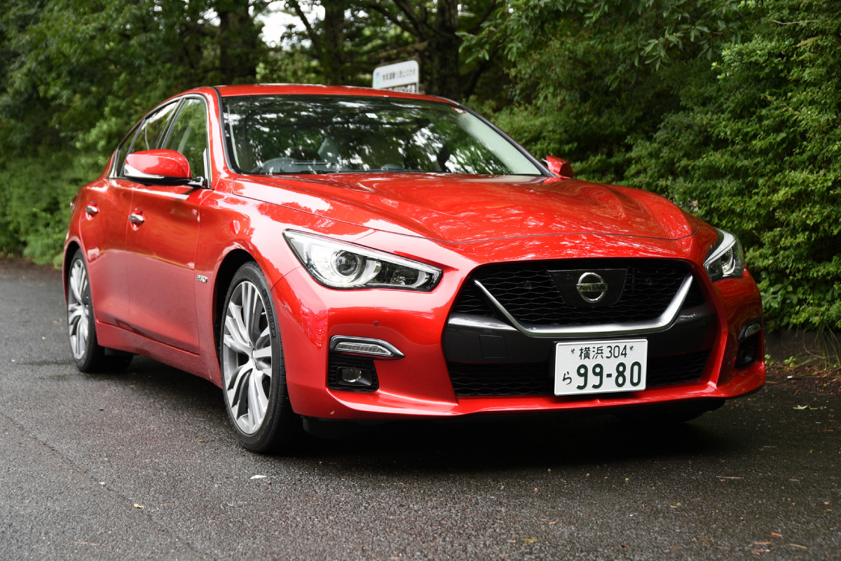 図3　3眼カメラを搭載する日産「スカイライン」